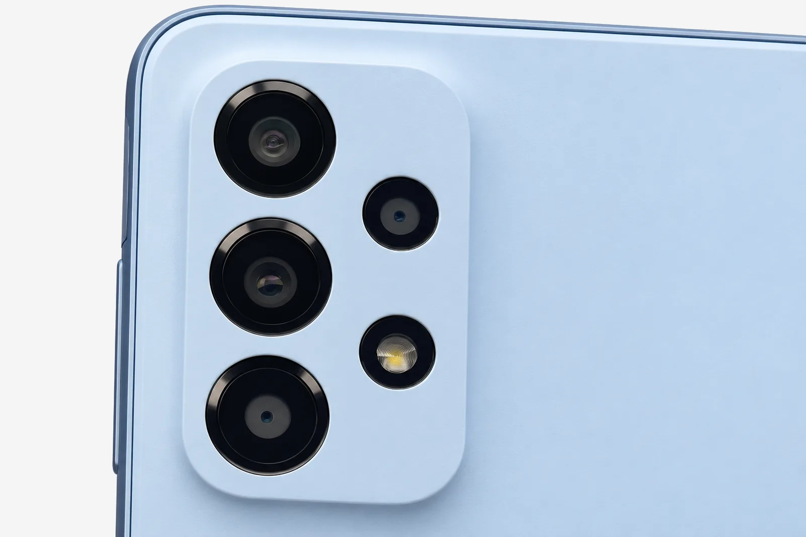 Detailaufnahme des Kameramoduls eines hellblauen Samsung Galaxy A33 5G auf hellgrauem Hintergrund