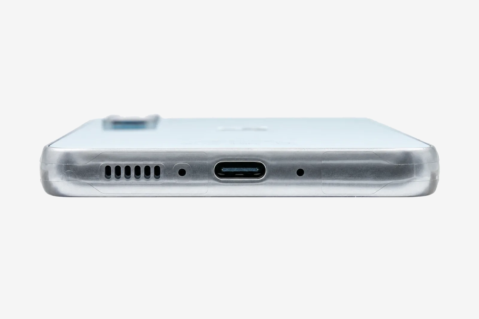 Unterkante eines Samsung Galaxy A34 5G mit sichtbarem USB-C-Anschluss und Lautsprecher auf hellgrauem Hintergrund