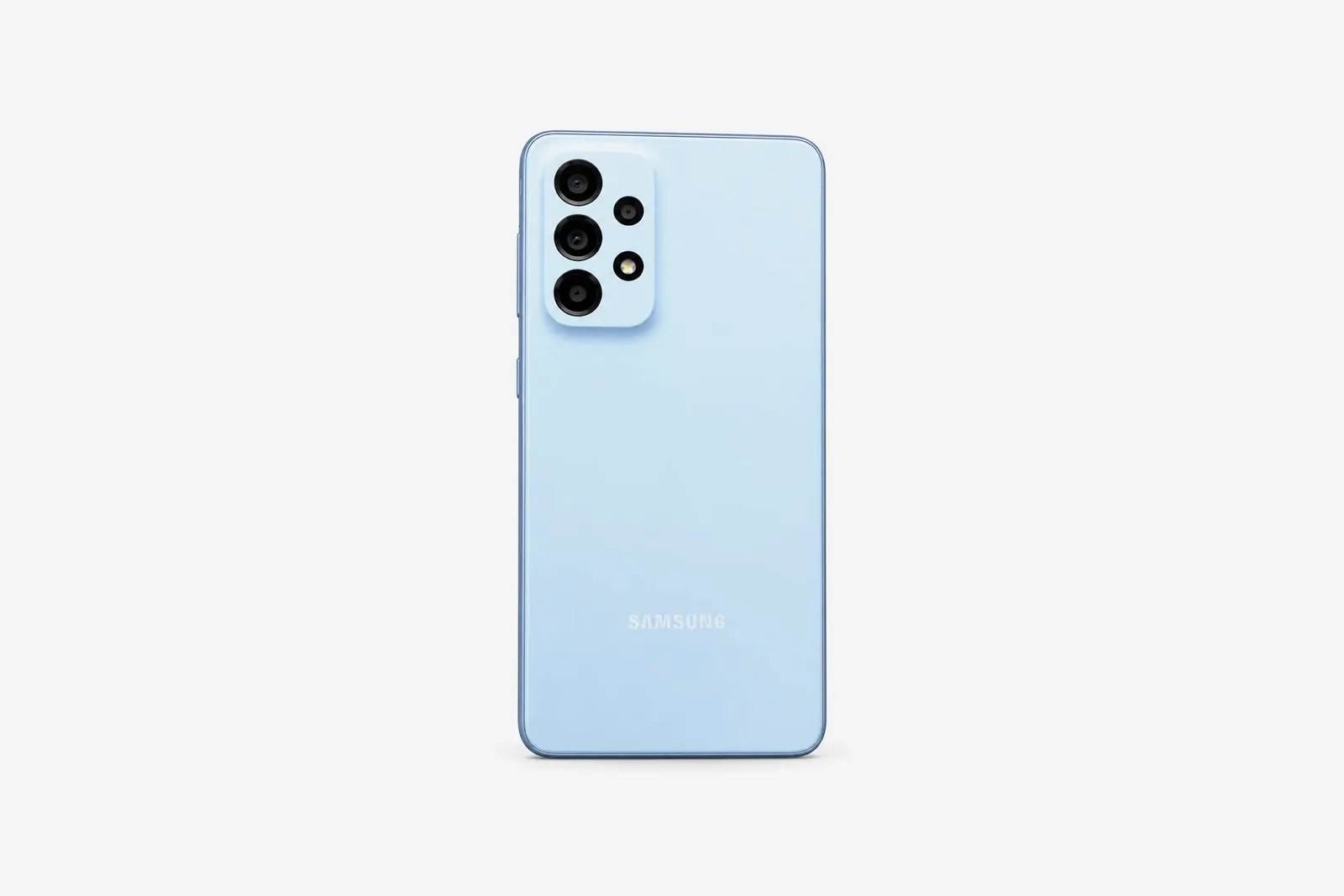 Hellblaue Kunststoffrückseite eines freigestellten Samsung Galaxy A33 5G