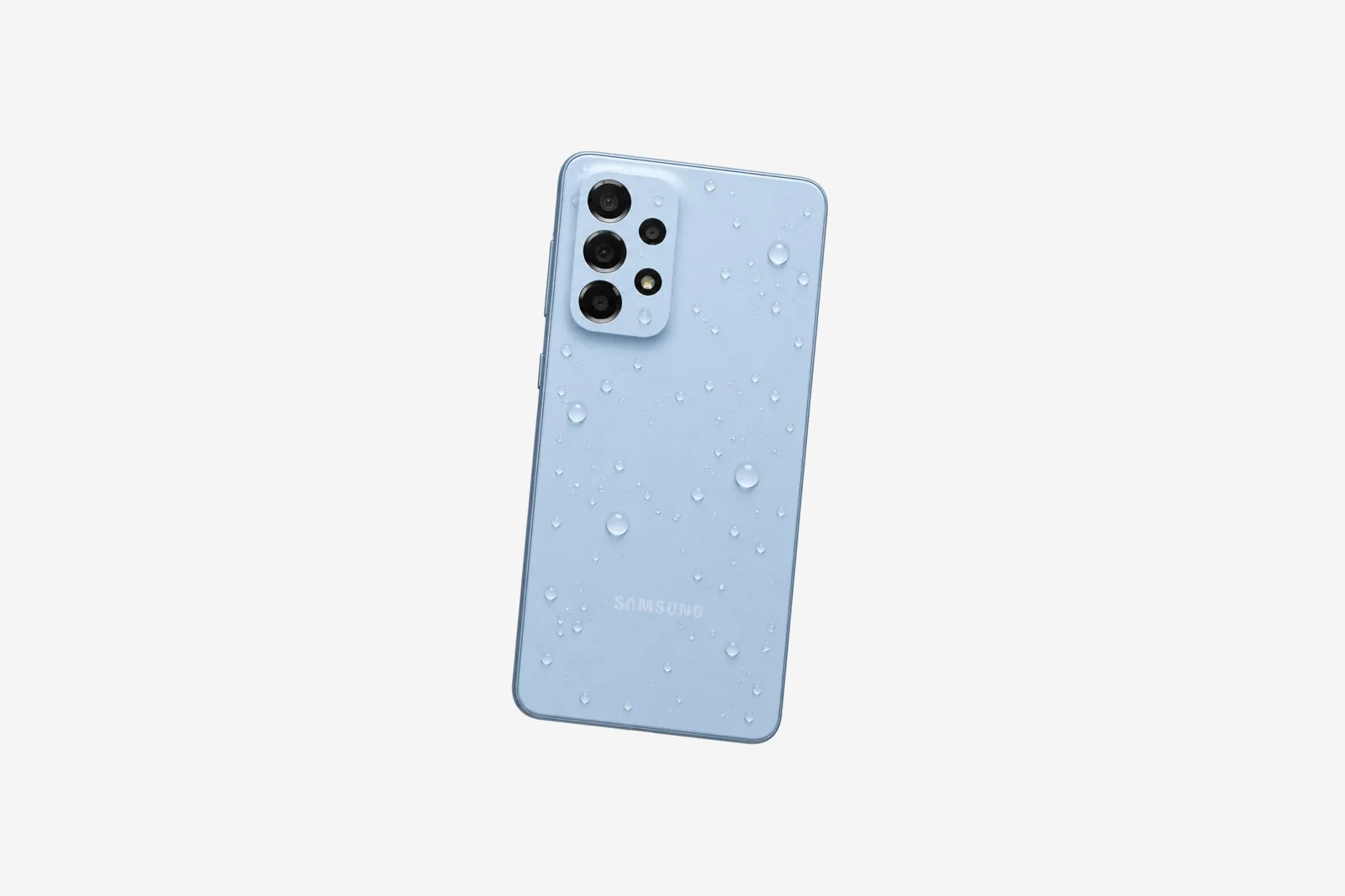 Freigestelltes hellblaues Samsung Galaxy A33 5G mit Wassertropfen auf der Rückseite