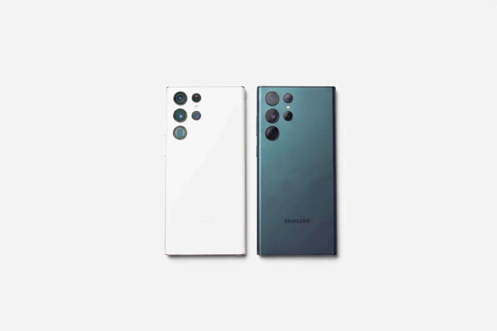 Zwei Samsung Galaxy S Ultra in Weiß und Grün von hinten
