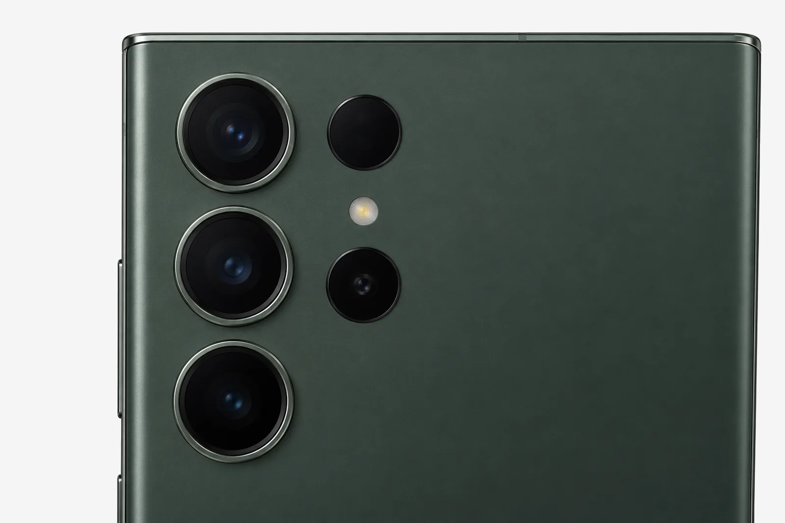 Detailaufnahme der Rückkameras eines grünen Samsung Galaxy S23 Ultra auf hellgrauem Hintergrund