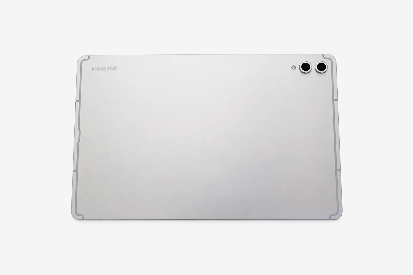 Silberne Rückseite eines freigestellten Samsung Galaxy Tab S10+ ohne Zubehör
